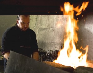 Stefan Roth bei der Arbeit am Feuer